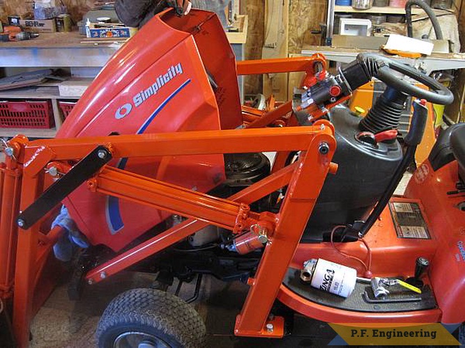 Gary is a self employed machinist by trade so he put a few nice features on this one! | Simplicity Garden Tractor Loader_3